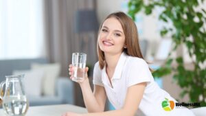 Важноста на водата за здравјето, Жена што пие вода за подобра хидратација,хидратација и здравје